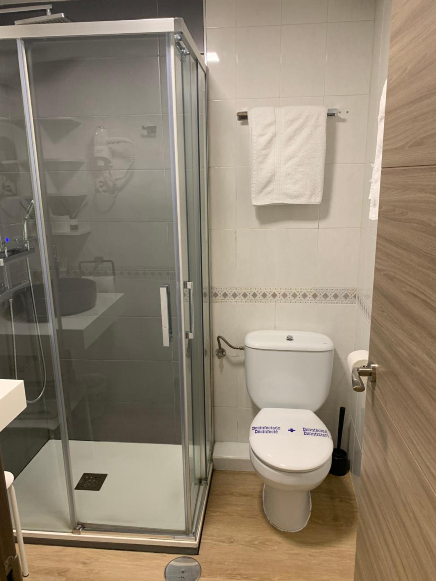 Hostal El Rocio Paracuellos de Jarama Luaran gambar