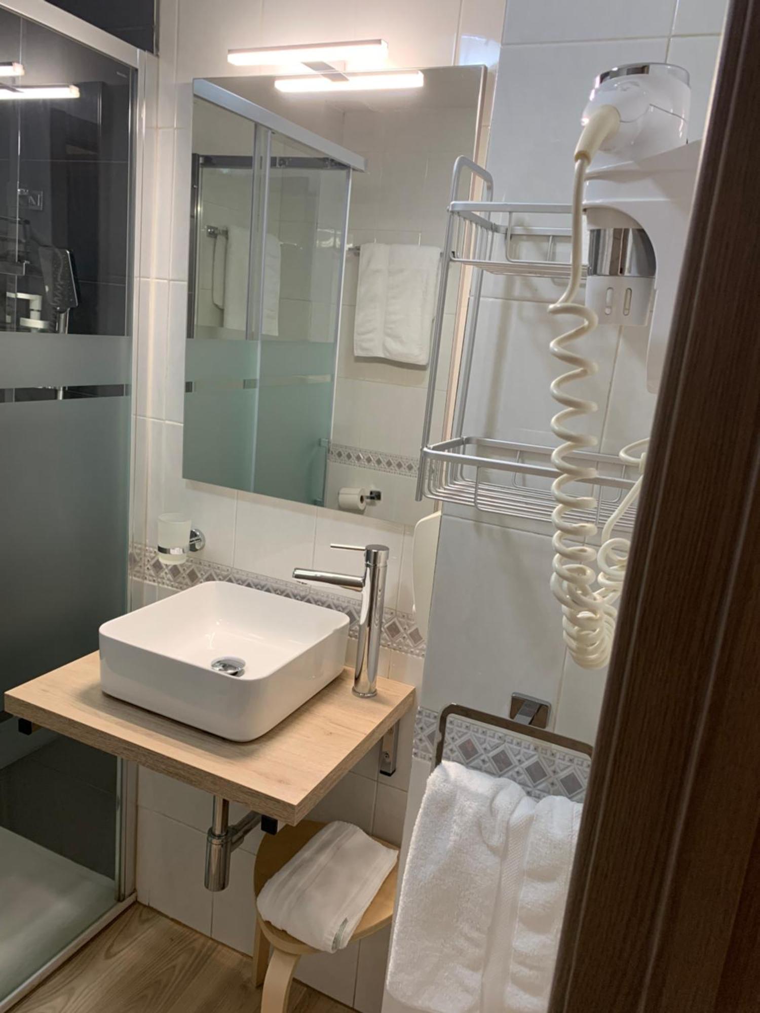 Hostal El Rocio Paracuellos de Jarama Luaran gambar
