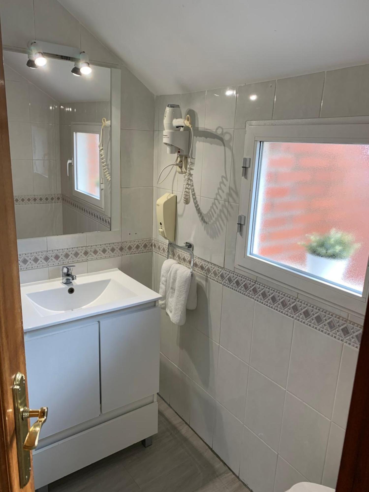 Hostal El Rocio Paracuellos de Jarama Luaran gambar