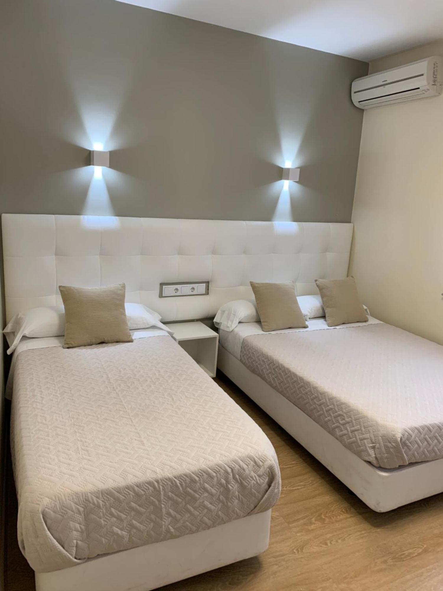 Hostal El Rocio Paracuellos de Jarama Luaran gambar