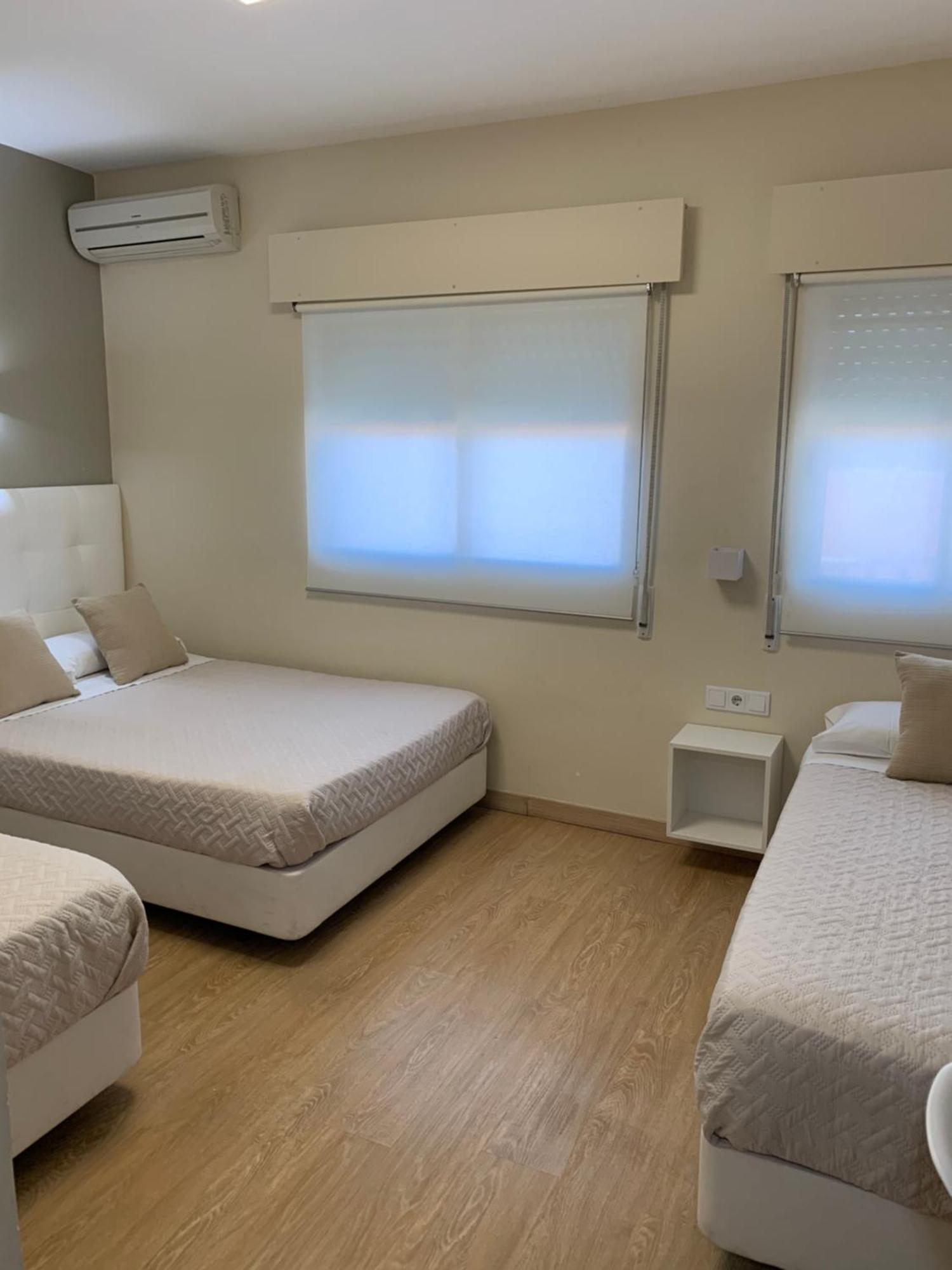 Hostal El Rocio Paracuellos de Jarama Luaran gambar
