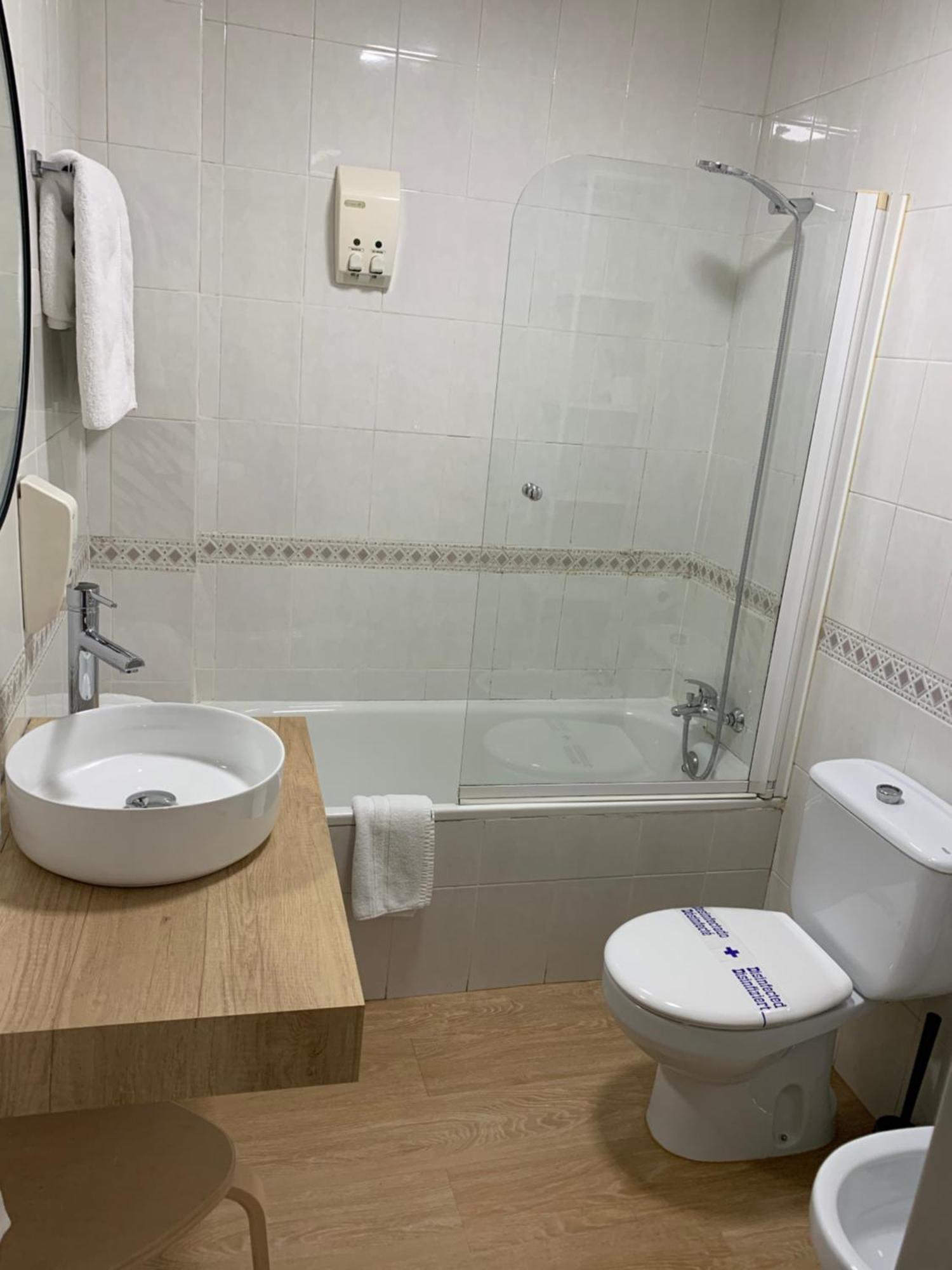 Hostal El Rocio Paracuellos de Jarama Luaran gambar