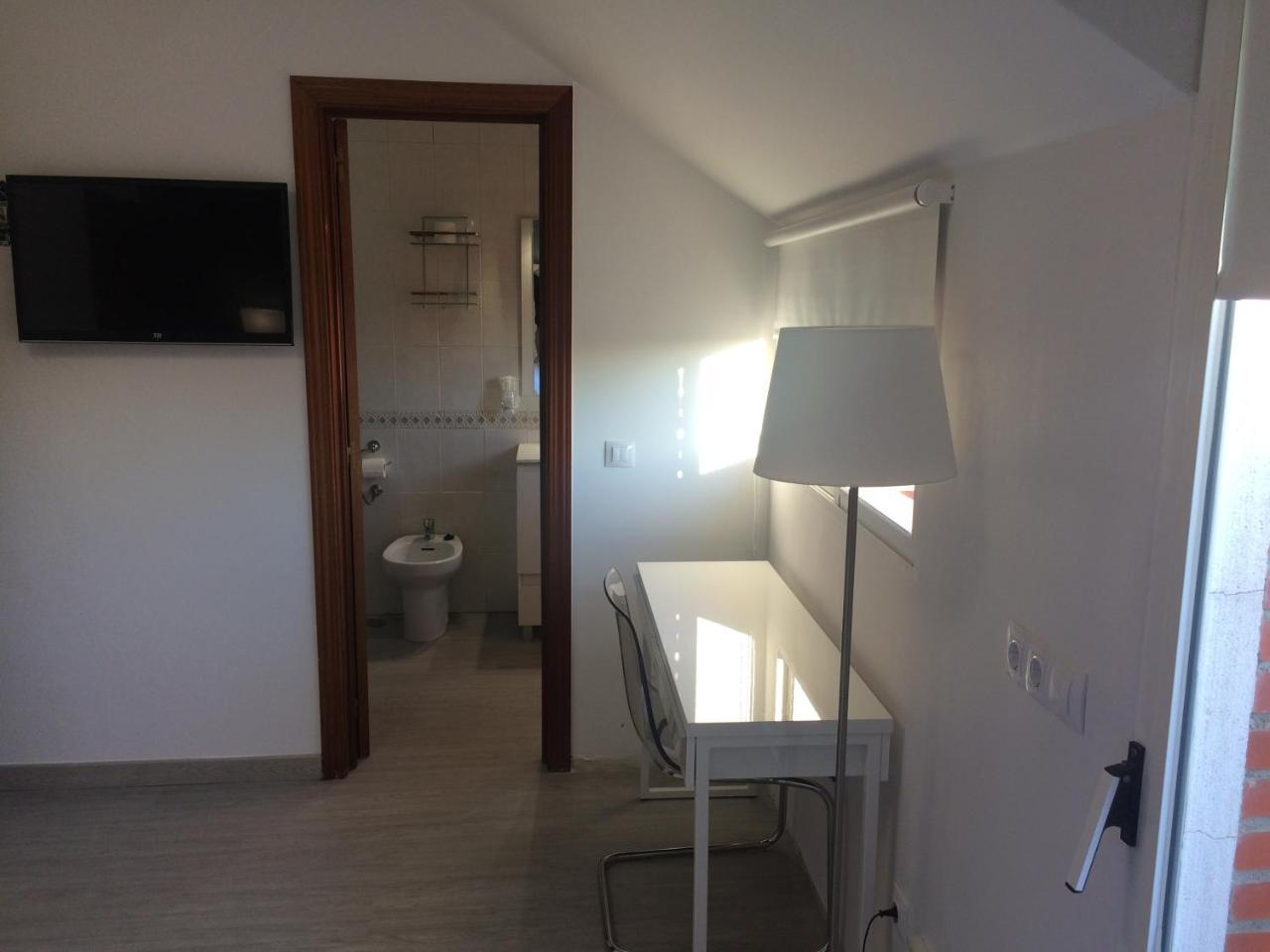 Hostal El Rocio Paracuellos de Jarama Luaran gambar